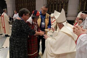 Indígenas canadienses esperaban algo más de la petición de perdón del papa - Mundo - ABC Color