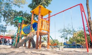 Gobernador entrega plazas revitalizadas en varios barrios de Ciudad del Este