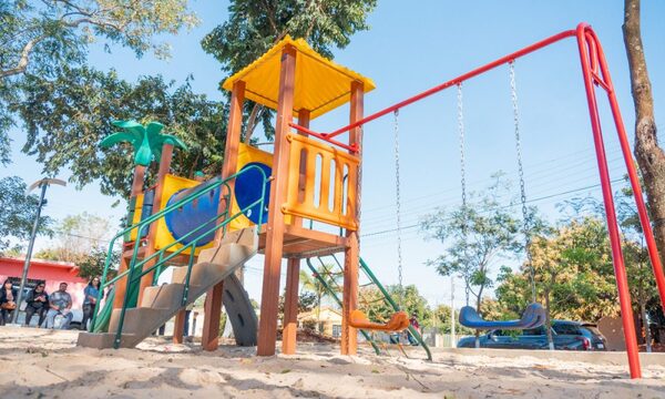 Gobernador entrega plazas revitalizadas en varios barrios de Ciudad del Este