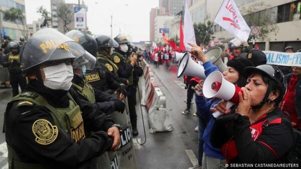 Cientos marchan contra Castillo al cumplirse un año de su gobierno en Perú