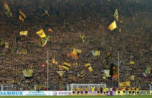 Diario HOY | UEFA probará durante un año las tribunas con hinchas de pie