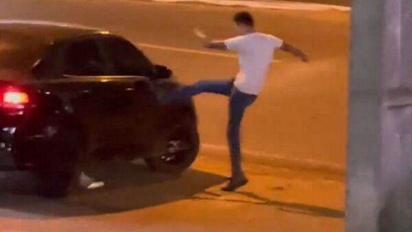 Ciudadanos defienden a una mujer que era golpeada por un hombre