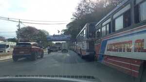 Diario HOY | Camioneros y buses internos cierran la ruta frente al Campus de la UNA