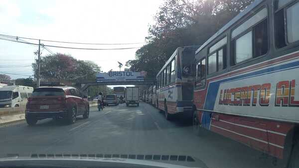 Diario HOY | Camioneros y buses internos cierran la ruta frente al Campus de la UNA