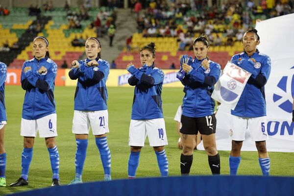 El motivo de los brazos cruzados de las futbolistas de Paraguay durante el Himno - Selección Paraguaya - ABC Color