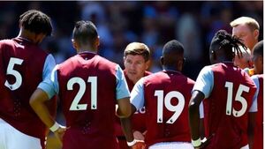 Multarán a jugadores del Aston Villa hasta por olvidar regalos de cumple