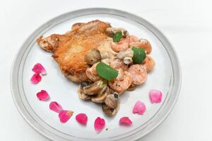 Una receta para darse el gusto: pollo con salsa de camarón y champiñones
