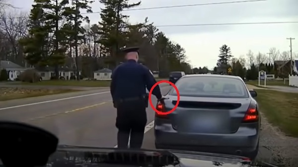 ¿Cuál es la razón de que policías tocan la parte trasera de los coches detenidos? » San Lorenzo PY