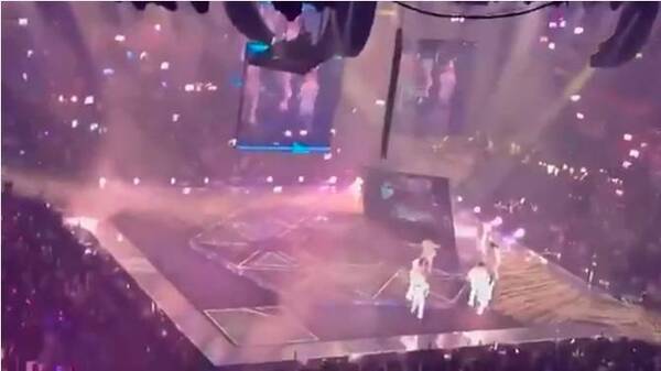 Crónica / [VIDEO] Pantalla gigante cayó sobre bailarines en pleno concierto