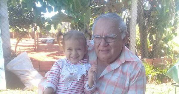La Nación / Ejemplo de superación: abuelo emprendedor ofrece un sinfín de artículos tallados en madera
