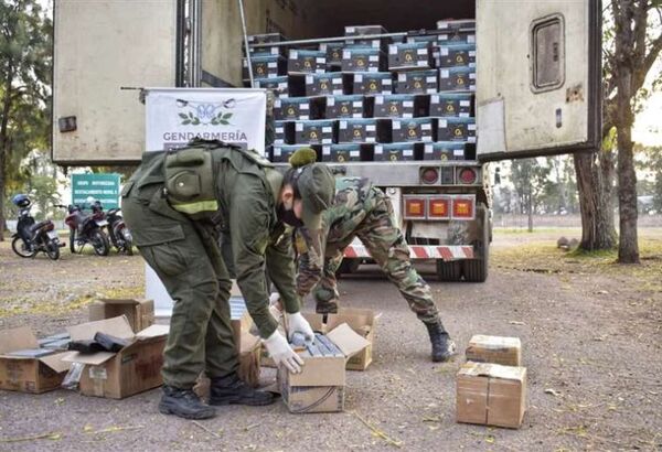 Gendarmes argentinos hallan 105 kilos de cocaína en un camión boliviano