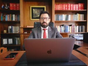Tildan de inútil al fiscal Osmar Legal por menospreciar investigación sobre Messer - Política - ABC Color