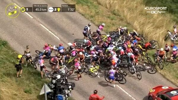 Unas 40 ciclistas protagonizaron un gran choque en el Tour de France