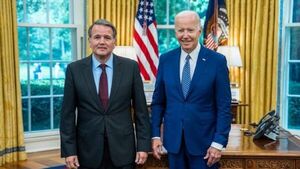 Embajador se reúne con Joe Biden y lo invita a visitar Paraguay
