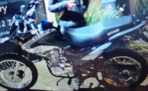 Hurtan motocicleta frente a un colegio en el barrio La Blanca
