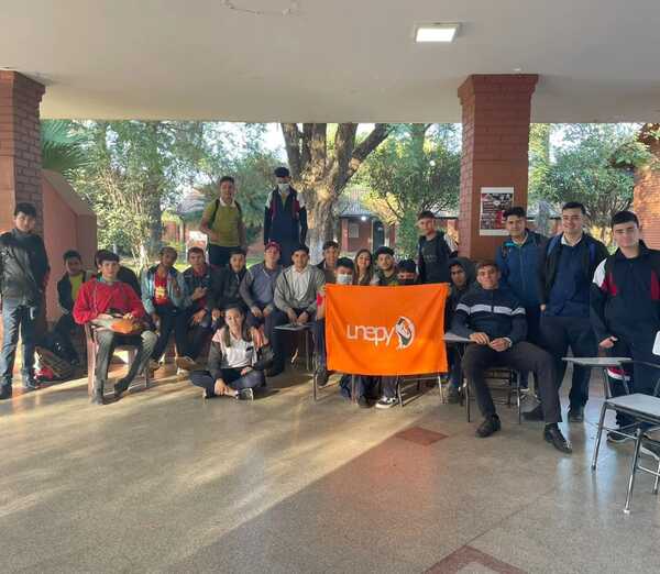 Sentata de estudiantes contra la idea de la estandarización de kits escolares | 1000 Noticias