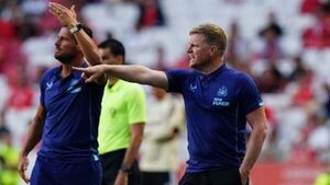 Eddie Howe llena de elogios  a Miguel Almirón