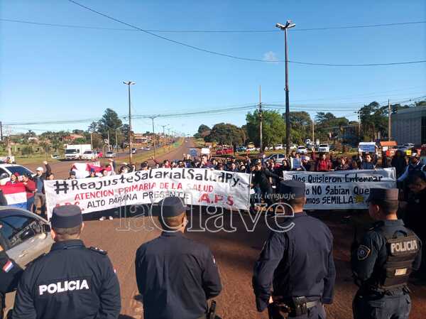 Personal de salud sale a las calles por reajuste salarial - La Clave