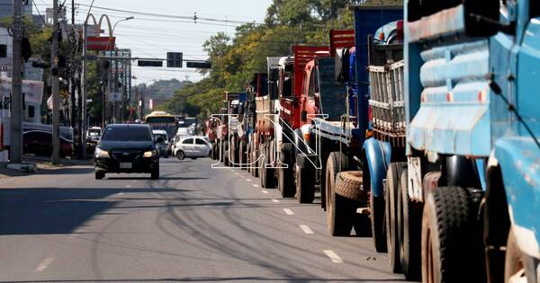 La Nación / Camioneros se sienten “discriminados” y siguen firme con el paro