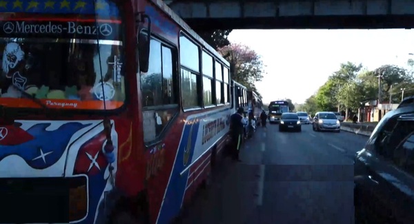 Camioneros y choferes de buses se concentran en San Lorenzo