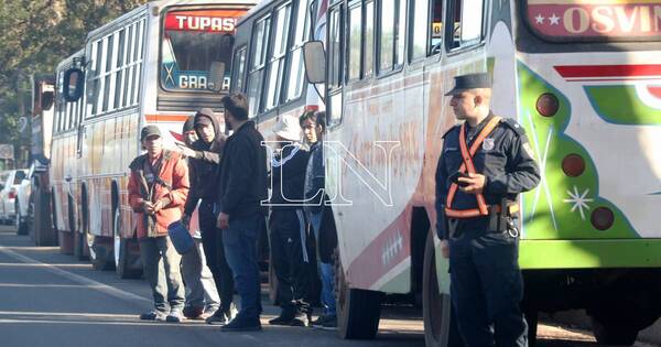 La Nación / Buses internos siguen en paro y exigen mayor reducción del diésel