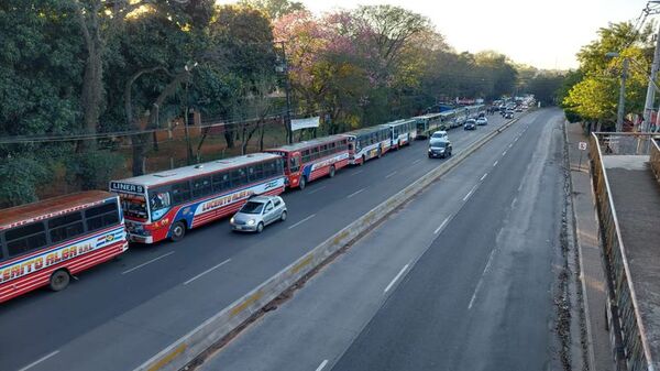 Buses internos de San Lorenzo piden baja de G. 1.500 en precio de combustible