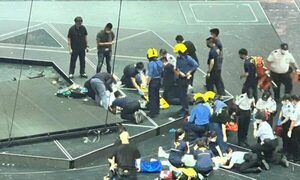 Pantalla gigante cae sobre bailarines durante concierto de la banda Mirror en Hong Kong