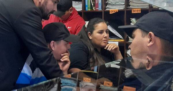 La Nación / Hacen prueba de parafina a los 7 policías detenidos