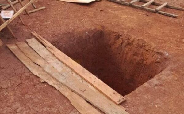Bebé se salvó de milagro tras caer en pozo ciego