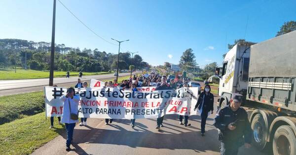La Nación / Personal de Salud Pública de Alto Paraná se movilizó por el reajuste salarial del 40%