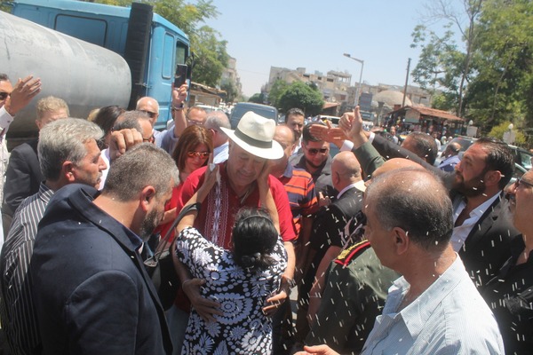 Emotivo recibimiento a Juan Afara en el pueblo natal de sus abuelos, en Siria