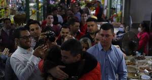 La Nación / Calurosa bienvenida a la dupla Peña-Alliana en recorrido por el Mercado Municipal de Encarnación