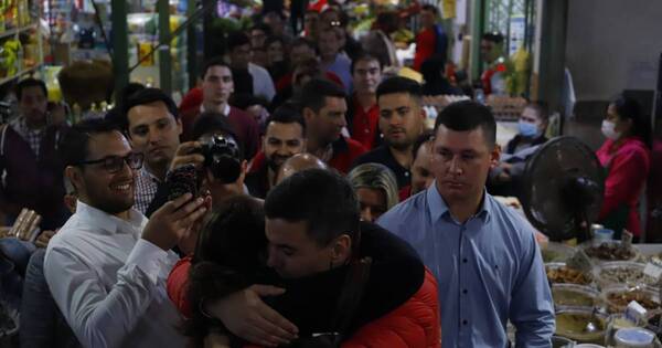 La Nación / Calurosa bienvenida a la dupla Peña-Alliana en recorrido por el Mercado Municipal de Encarnación