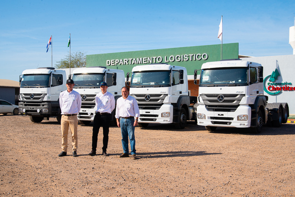 Grupo Condor entregó 4 camiones Mercedes-Benz a la Cooperativa Chortitzer