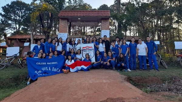 Estudiantes toman colegio como medida de fuerza, lamentan nulas acciones de autoridades educativas y políticas - Noticiero Paraguay