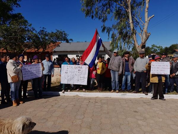 Pobladores se manifestaron frente al puesto de salud de Mayor Martínez - Nacionales - ABC Color