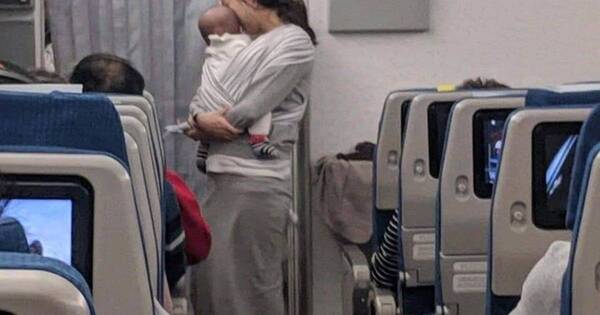 La Nación / Viral: una madre repartió obsequios en un vuelo a nombre de su bebé