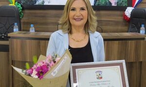 Declaran hija dilecta de Franco a secretaria de la Junta Municipal con más de 30 años de servicio