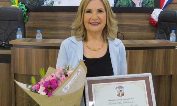Declaran hija dilecta de Franco a secretaria de la Junta Municipal con más de 30 años de servicio
