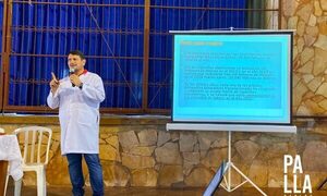 Dr. Carlos Pallarolas realiza charla sobre daños del vapeador