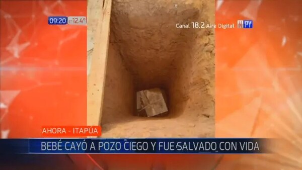 Bomberos rescatan a bebé que cayó a fosa