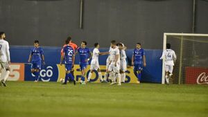 Nacional golea a Sol de América y duerme en la punta