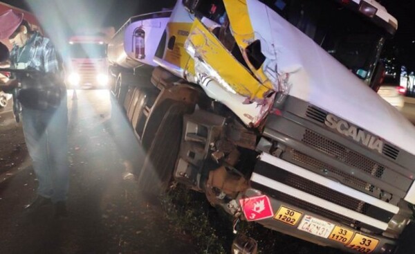 Aparatoso choque de camiones a causa del doble fila sobre la Ruta PY02