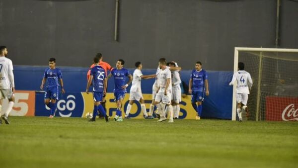 Nacional golea a Sol de América y duerme en la punta