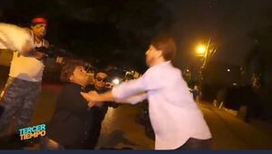 ¡Tremendo encontronazo! Te mostramos el vídeo de lo que verdaderamente pasó entre un diputado y un periodista