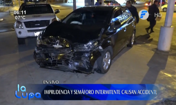 Imprudencia y semáforo intermitente provocan accidente en Asunción | Telefuturo