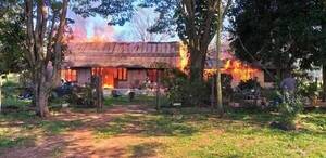 Crónica / Familia quedó en la calle tras incendiarse su vivienda