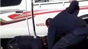 Pitbull atacó a un perrito y policías evitaron que le mate