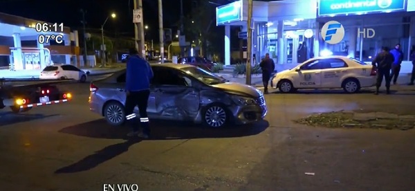 Semáforo intermitente ocasiona accidente en Asunción | Noticias Paraguay