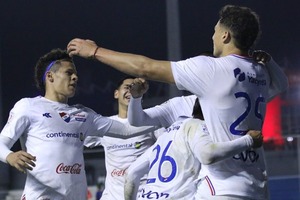 El Tricolor goleó al Danzarín en el Arsenio Erico